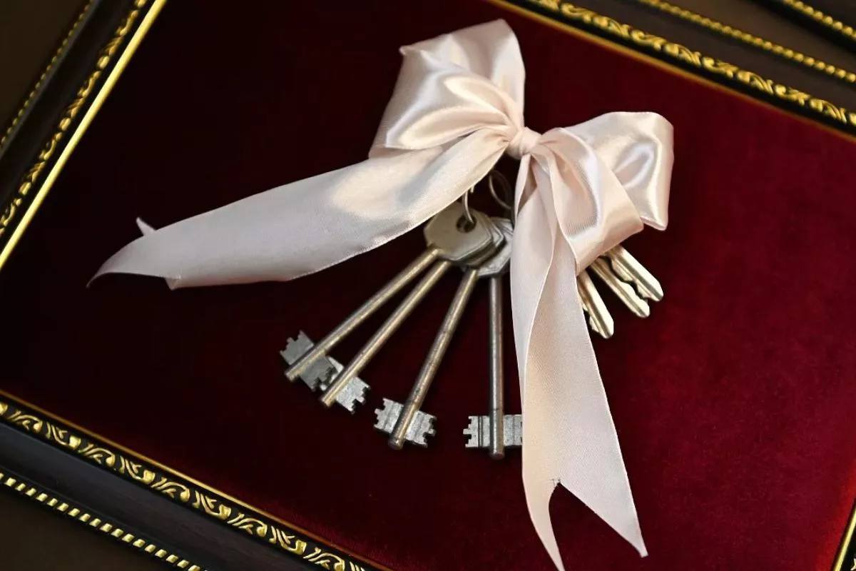 Более 300 краснодарцев получили новое жильё а 129 сирот обзавелись квартирами в 2025 году Всего расселили жильцов 203 квартир из 40 аварийных многоквартирных домов Собственники получили свыше 708 млн рублей выплат а 27 семей переехали в новые квартиры на это потратили 173 млн рублей Отдельно город позаботился о детях сиротах 129 однокомнатных квартир были вручены детям оставшимся без попечения родителей На эти цели из бюджета региона выделили более 582 млн рублей Кубанские Новости Мы в MAX