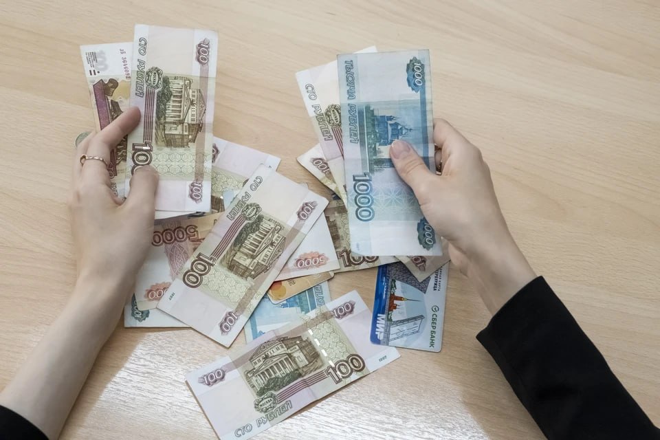 Петербуржцы набрали кредитов которые не могут отдать просроченные долги превысили 61 млрд рублей Просрочка по кредитам в Петербурге за год выросла на 31 3 Особенно резко подскочила задолженность по ипотеке плюс 120 до 9 4 млрд При этом объём новых кредитов сократился а доля плохих долгов в портфеле банков выросла с 2 5 до 3 2 Эксперты связывают такое ухудшение со снижением доходов и ростом цен Юлия Пыхалова Читай нас в MAX Читай нас в Telegram