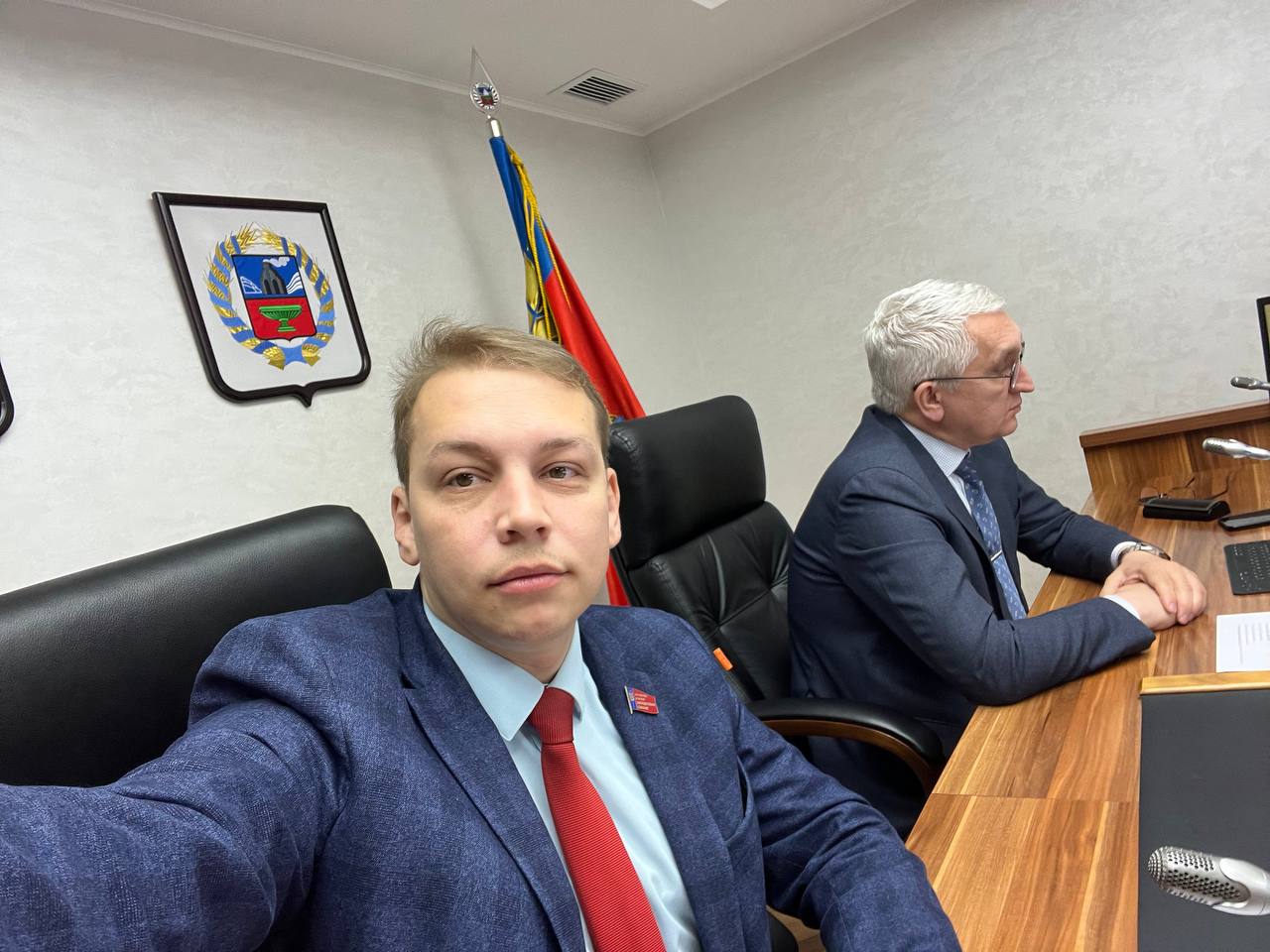 Обвиняемого в мошенничестве основателя барнаульского «Сталин-центра» лишили депутатских полномочий Заксобрание Алтайского края лишило полномочий депутата Сергея Матасова «Коммунисты России» . Он сам подал заявление об отставке. Матасов также объявил, что уходит с поста руководителя крайкома партии «Коммунисты России», которую в КПРФ считают провластным спойлером. Он утверждает, что посветил «свою жизнь я борьбе за идеалы справедливости, равенства и солидарности». Его списочный мандат передали Юлии Гаазе. Тем временем суд в Барнауле начинает рассматривать дело Матасова о мошенничестве в особо крупном размере ч. 4 ст. 159 УК . По версии Следственнного комитета, запред комитета заксобрания по правовой политике Матасов фиктивно устроил родственников помощниками депутата. Он предоставлял подложные документы о выполнении ими трудовых функций. «На самом же деле родственники никаких обязанностей не исполняли, а перечисленные им в качестве оплаты денежные средства передавали депутату. Таким образом, обвиняемый похитил из бюджета края не менее 3,25 млн рублей», — рассказали в пресс-службе краевого управления СК. Матасов также известен как основатель и руководитель «Сталин-центра» в Барнауле. Он отказывался комментировать своё уголовное дело, заявив, что «во всём виновата пятая колонна». Матасов также возглавляет региональное отделение «Коммунистов России» и небольшую партийную фракцию заксобрании, в которую входит председатель ЦК «Коммунистов России» Сергей Малинкович. Подписаться Прислать новость Помочь бустами