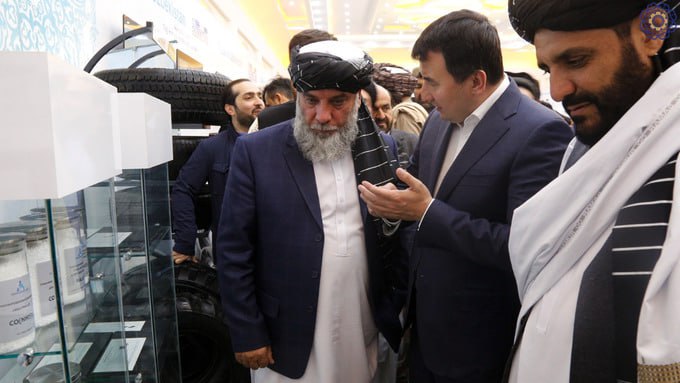 Узбекистан и Афганистан ускорят вступление в силу соглашения о преференциальной торговле Узбекистан и Афганистан намерены ускорить вступление в силу соглашения о преференциальной торговле сообщили представители узбекского правительства Об этом на своей странице в LinkedIn сообщил заместитель премьер министра Республики Узбекистан Жамшид Ходжаев Накануне вице премьер провел переговоры с министром промышленности и торговли Афганистана Нуриддином Азизи в формате видеоконференции Стороны обсудили практические шаги по расширению торгово экономического сотрудничества и подготовку визита афганской делегации в Ташкент Ходжаев подчеркнул что Узбекистан высоко ценит дружественные и конструктивные отношения с Афганистаном За последние пять лет двусторонний товарооборот вырос в 2 5 раза с 653 млн долларов США в 2021 году до 1 7 млрд долларов в 2025 м Общая цель сторон довести этот показатель до 5 млрд долларов В ходе переговоров отдельное внимание было уделено развитию межрегиональных связей и инфраструктуры для продвижения продукции включая организацию шоурумов и складских комплексов промышленной кооперации в переработке сельхозпродукции строительных материалов и текстильной продукции а также реализации инициатив в сфере продовольственной безопасности По итогам встречи Узбекистан и Афганистан договорились ускорить вступление в силу соглашения о преференциальной торговле и активизировать совместные проекты по инвестициям и промышленному сотрудничеству После священного месяца Рамазан стороны планируют продолжить работу в практическом формате через проведение бизнес форума в Кабуле и разработку дорожной карты по приоритетным направлениям взаимодействия Telegram Facebook Instagram LinkedIn