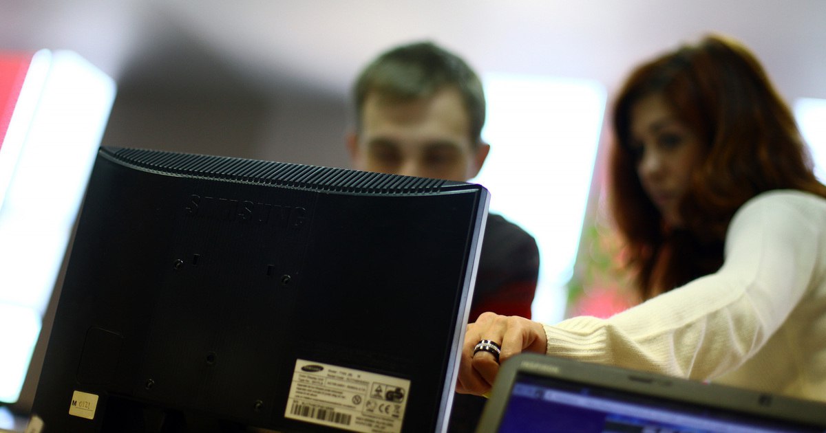 Половина калининградцев за последний год выходили на работу во время болезни опрос 50 работающих калининградцев рассказали что за последний год выходили на работу будучи больными Подобное поведение больше свойственно женщинам 54 против 46 среди мужчин Горожане с высшим образованием ходят на работу с недомоганием чаще граждан со средним профессиональным отмечают аналитики Максимальный размер выплаты по больничному листу за один день в 2026 году составляет 6 827 рубля 73 работодателей не практикуют доплаты сверх суммы определённой государством Надбавка до среднего заработка действуют в 7 компаний По 2 организаций доплачивают до оклада или фактической зарплаты 4 работодателей принимают решение в индивидуальном порядке Опрос проводился с 15 по 30 декабря