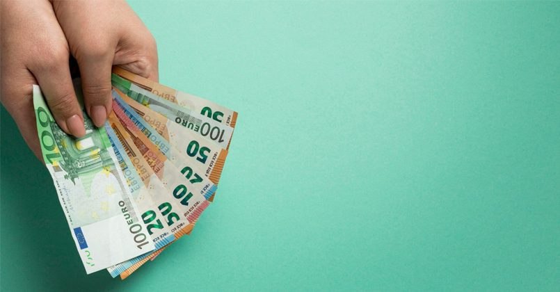 Эстония выделит три миллиона евро на софинансирование 19 национальных оборонных предприятий участвующих в конкурсах Европейского оборонного фонда Всего было подано 41 проект из которых 19 получили поддержку В министерстве подчеркнули что проекты направлены на внедрение инноваций и повышение обороноспособности страны Европейский оборонный фонд с 2021 по 2027 год инвестирует около восьми миллиардов евро в исследования и разработки в оборонной сфере Бюджет текущего конкурса составляет 1 065 миллиарда евро
