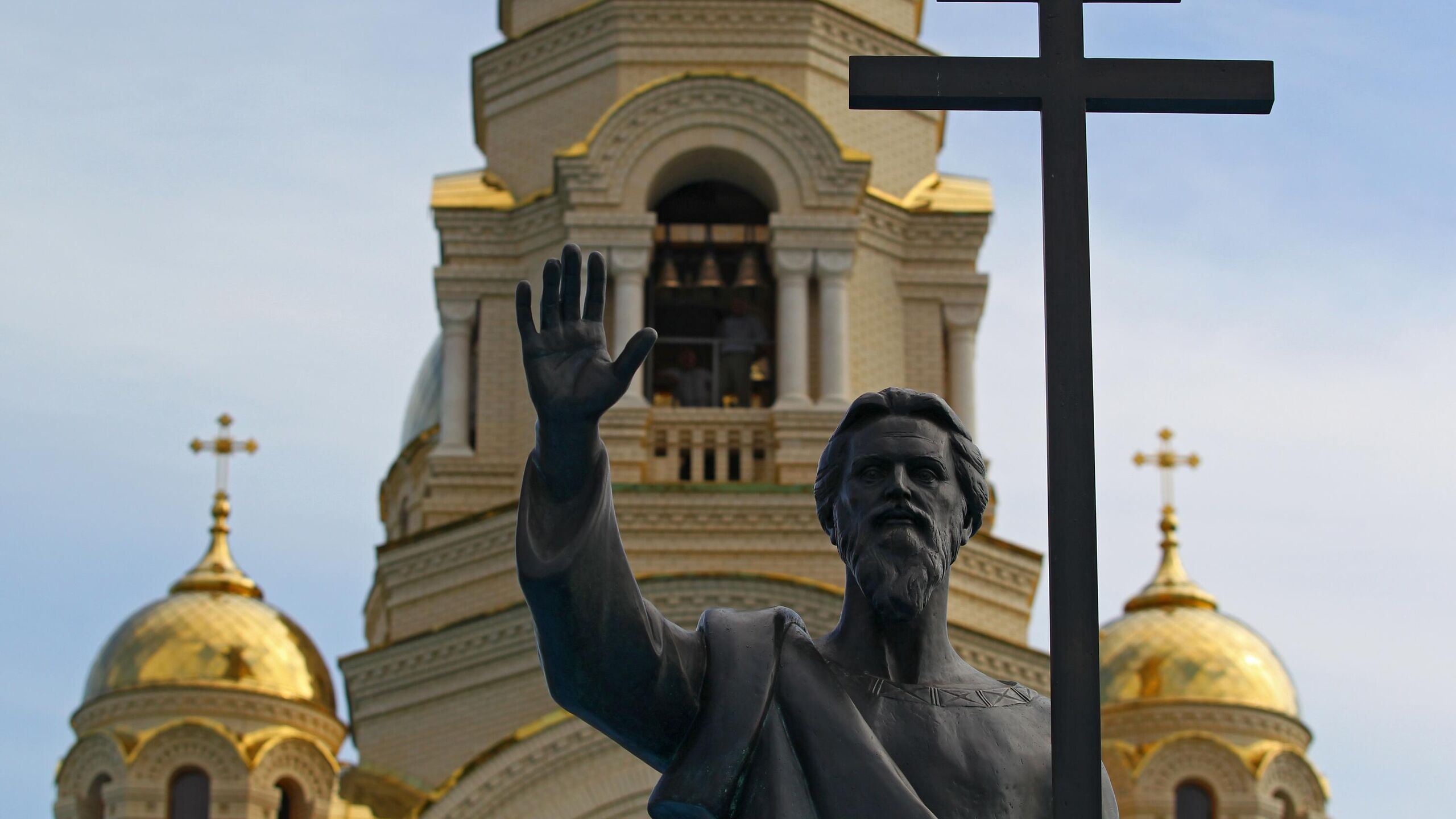 Фонд Андрея Первозванного ФАП ко дню памяти Апостола Андрея издал уникальную книгу в которой собрали все известные агиографические тексты I тысячелетия об Апостоле многие из которых опубликованы на русском языке впервые рассказали РИА Новости в пресс службе ФАП Русская православная церковь 13 декабря вспоминает апостола Андрея Первозванного одного из 12 апостолов ближайших учеников Иисуса Христа первого кого он призвал с собой Апостол был рыбаком и считается покровителем моряков После Воскресения Христова он проповедовал в Малой Азии на Балканах Был распят около 70 ого года в Греции на косом кресте Особо почитался в России По легендам возникшим позже апостол Андрей бывал и в Киеве и на Русском Севере Новгороде и Валааме Косой крест на котором был распят апостол изображен на флаге Шотландии и военно морском Андреевском флаге России