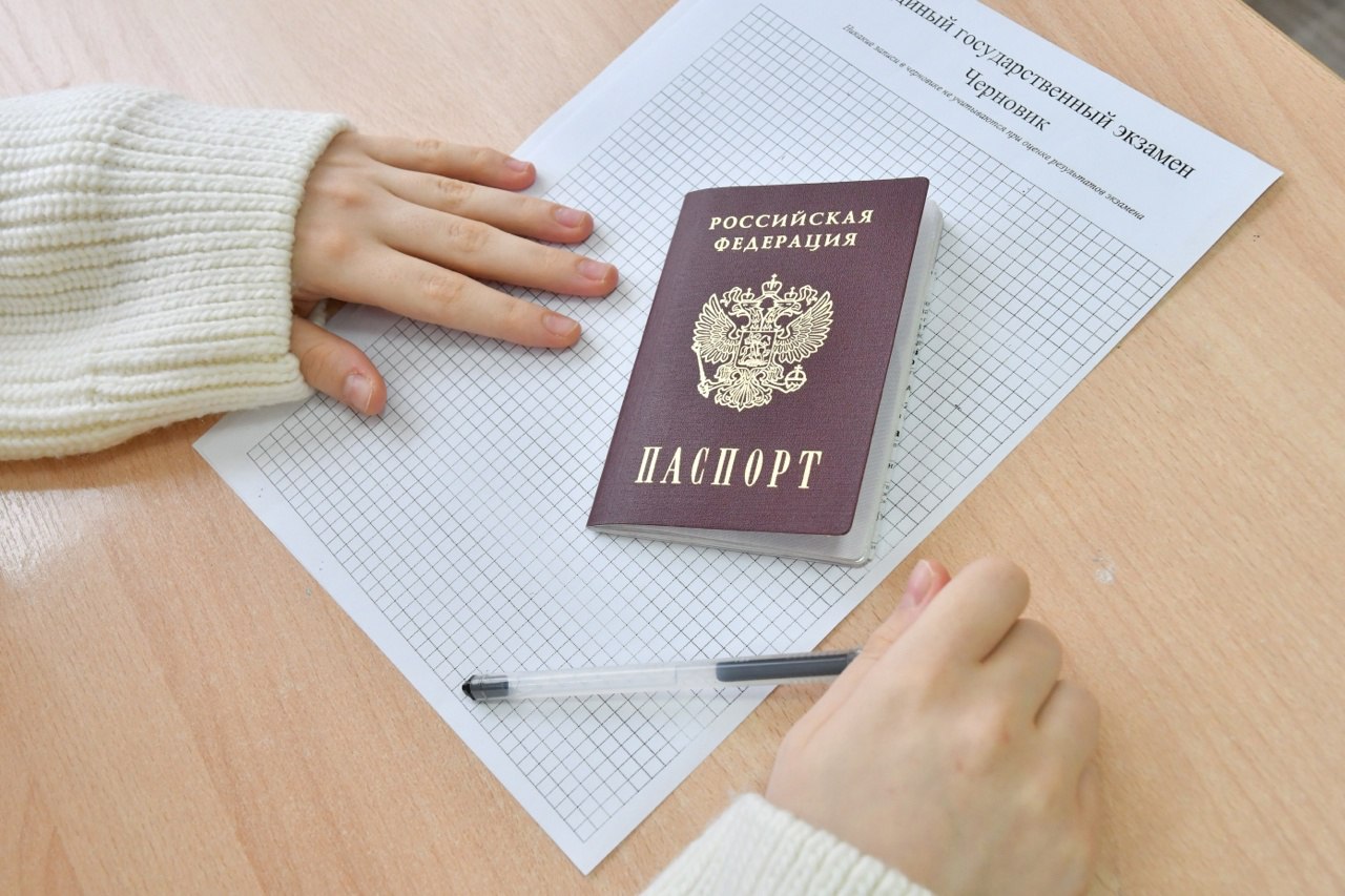 Самарская область вошла в топ 10 лучших регионов России по итогам проведения государственной итоговой аттестации 2025 года Рейтинг сформирован Рособрнадзором РФ на основании критериев качества организации ЕГЭ и ОГЭ а также результатов экзаменов которые показали выпускники сообщил в своем канале в MAX Вячеслав Федорищев Качественная подготовка к экзаменам создает комфортные условия для ребят помогает им показать свой максимум Напомню что по итогам ЕГЭ в 2025 году в Самарской области 193 стобалльных результата в том числе 13 выпускников получили по 100 баллов сразу по двум предметам За такие успехи мы премировали ребят В нынешнем учебном году экзамены у выпускников начнутся не ранее 1 июня Такое нововведение реализовано по поручению Президента Владимира Владимировича Путина Завершится учебный год за неделю до начала экзаменов 26 мая Поэтому у выпускников будет дополнительное свободное время для подготовки написал губернатор Подписывайтесь на Самара 450 в MAX