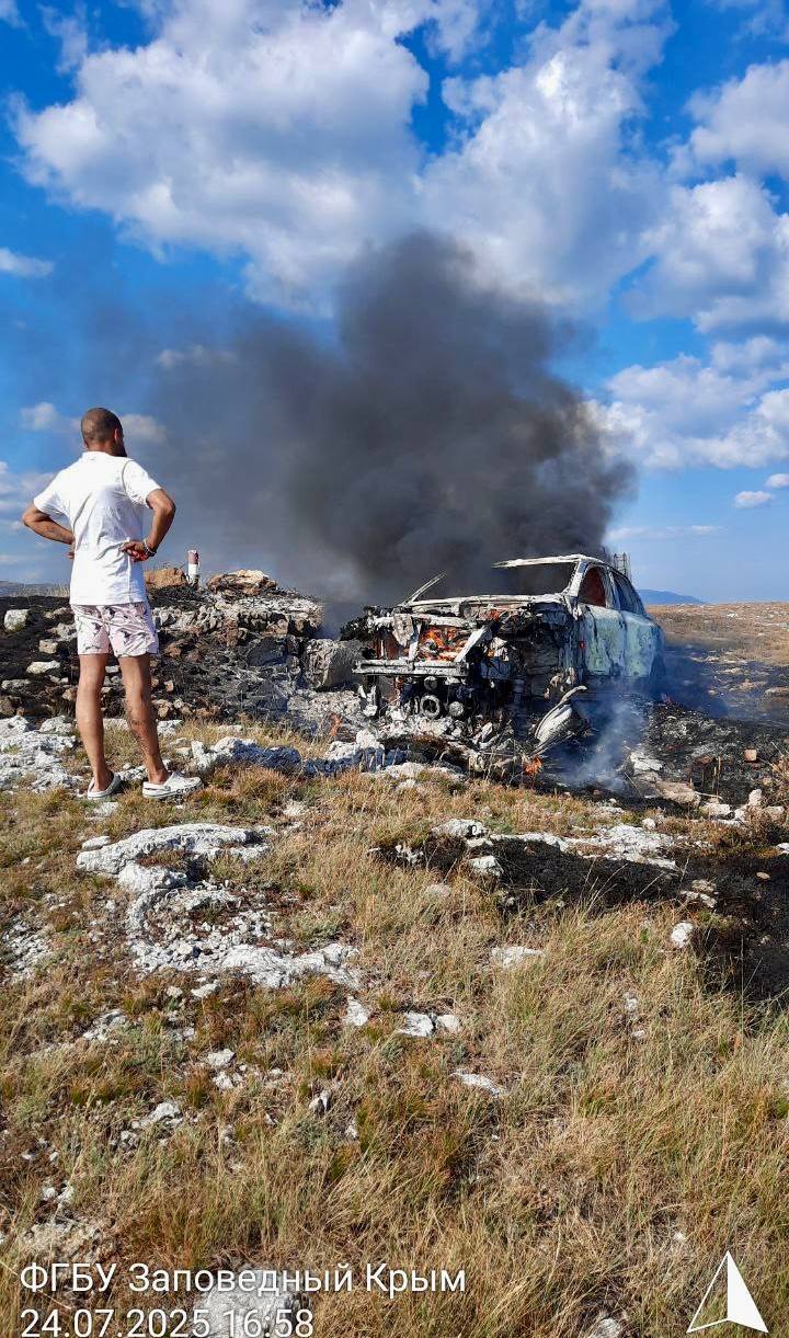 Porsche Cayenne сгорел в заповедной зоне на плато Ай-Петри в Крыму, сообщили РИА Новости в ФГБУ "Заповедный Крым", в ведении которого находится заповедник.  Водитель попытался заехать на территорию заповедника на плато Ай-Петри, минуя шлагбаум, что запрещено, сообщили в пресс-службе "Заповедного Крыма".   Он застрял на бездорожье, на каменистом участке. Пытаясь выехать, машина длительное время буксовала и загорелась, в результате сгорев дотла и нанеся значительный урон почвенному и растительному покрову вокруг.  "Выписан протокол об административном нарушении, идет подсчет экологического ущерба" , - сообщили РИА Новости в пресс-службе.     / Все наши каналы