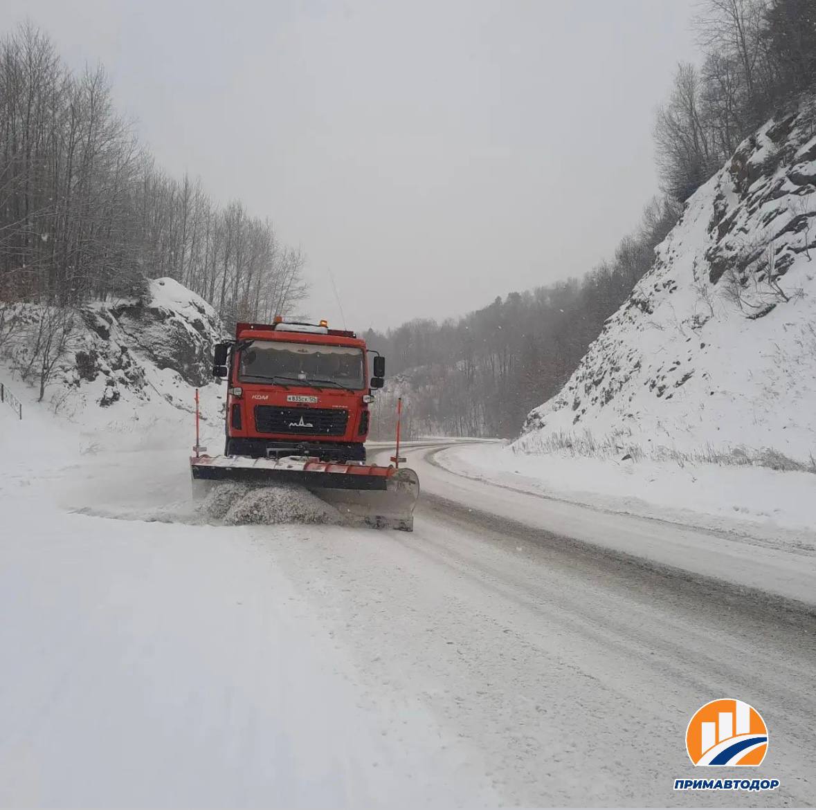 Обрабатываем и очищаем от снега дорогу Шкотово Партизанск с 35 по 50 километры