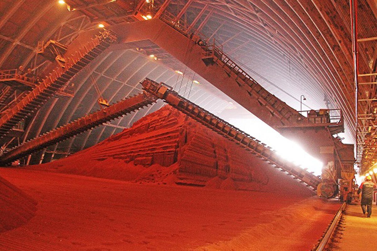 На поиск полезных ископаемых до 2030 года выделят 276 млн рублей Программа Недра нацелена на развитие минерально сырьевой базы и повышение геологической изученности страны К 2030 году планируется покрыть 60 территории геологическими картами нового поколения масштаба 1 200 000 В этом году показатель составляет 42 Сейчас в стране разведано около 3 2 тыс месторождений из них разрабатывается 63  Подробнее