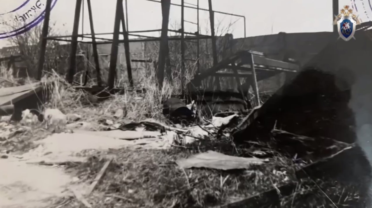 На Ставрополье полицейские задержали подозреваемого в совершении особо тяжкого преступления 28 лет назад Установлено что в 1997 году 23 летний парень познакомился с 17 летней девушкой пригласил ее на свидание в квартиру своего знакомого где между ними произошел конфликт В ходе ссоры молодой человек задушил девушку а тело завернул в одеяло и на личном автомобиле вывез в район Старомарьевского шоссе Погибшую обнаружили в траве недалеко от промышленного предприятия Подробнее ГТРК Ставрополье Читайте нас в MAX