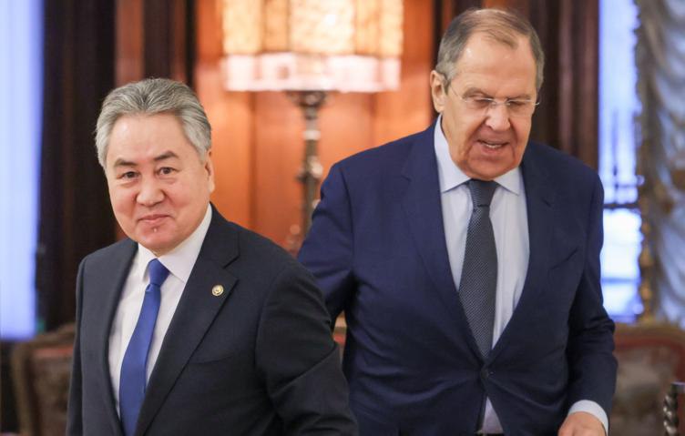 Глава МИД России Сергей Лавров обсудил с коллегой из Киргизии Жээнбеком Кулубаевым трудовую миграцию. По его словам, РФ придает важное значение соблюдению иностранцами правил пребывания в стране. Кроме того, стороны обсудили ситуацию вокруг Ирана и на Ближнем Востоке. Лавров поблагодарил Кыргызстан за его позицию по конфликту на Украине.