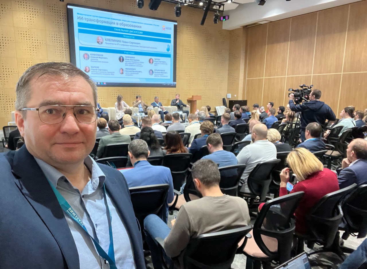 Посетил секцию ИИ трансформация в образовании в рамках второй международной научно практической конференции Наука для государственного управления России от Президентской Академии Тезисы с панельной дискуссии Математики и физики давно используют нейросетевые модели наибольшее удивление от возможностей ИИ сегодня высказывают гуманитарии Одним из главных профитов от использования ИИ будет гиперперсонализация образовательных треков но пока это только в планах Человек всегда будет ставить задачи а ИИ решать Робот сам себе задачи не поставит Обучение взрослых перешло от обучения знаниям к изучению навыков Роль преподавателя при использовании ИИ не пропадает а трансформируется расширяется Преподавателю поручаются базовые софт скиллы наблюдение и контроль а хард скиллы и только некоторые софты ИИ Молодежь всё чаще воспринимает мир поверхностно на вайбе то есть через чувства когда надо погрузиться в глубину многослойность мира чему способствует простота формулировок и творчества от ИИ Важный навык которому надо обучать юное поколение критическое мышление которое позволит взаимодействовать с ИИ не доверяя ему на 100 Учить молодых нужно комплексно развивая и Ум и Душу и Тело Если что то упускаем личность будет нецелостная Плагиат студентами использовался и до ИИ например через несколько переводов так что для преподавателей не в новинку оценивать авторство текстов работ студентов Необходимо разработать национальный кодекс этики использования ИИ Нужно особое внимание уделить обучению педагогов Нужно думать о междисциплинарности ИИ должны заниматься не только программисты Появится тренд на самовыражение чтобы отличаться от того что порождает ИИ Тексты и изображения от ИИ будут как точка отсчета Картины от ИИ схожи с картинами художников подражателей великих то есть в них нет новизны на эту тему в коридоре была отличная цитата Будь собой Остальные роли заняты Оскар Уайльд ИИ должен стать экзоскелетом для мышления но не заменять мышление Вопрос спикеру Что может произойти с вузами Ответ Главное чтобы они были Проскальзывала мысль о вузе без единого человека Согласно опросам 73 преподавателей применяет генеративный ИИ год назад 15