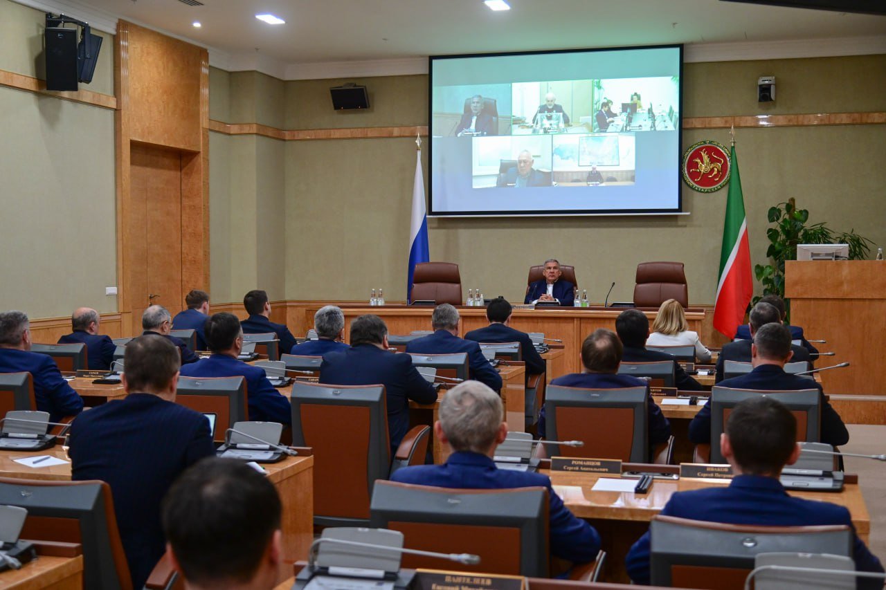 Рустам Минниханов провел заседание оргкомитета по подготовке Международной конференции «Изучение и сохранение снежного барса в мире. Объединение усилий»  Как заявил Рустам Минниханов, «снежный барс – символ Татарстана, который олицетворяет силу, храбрость, гордость, скорость, чистоту природы и людских помыслов».  Он подчеркнул, что конференция – уникальная платформа для объединения экспертов, ученых и государственных органов из разных стран, обмена знаниями и опытом по сохранению снежного барса, находящего под угрозой исчезновения.  Участники заседания обсудили организационные вопросы, касающиеся приема гостей, подготовки материалов и принятия резолюции конференции.  Рустам Минниханов выразил благодарность федеральным структурам - Министерству природных ресурсов и экологии России и другим федеральным ведомствам - за поддержку в организации подготовки конференции.   «Уверен, мероприятие позволит выработать единые международные стандарты и подходы к защите снежного барса, которые будут учитывать различные условия в местах его обитания», - сказал Раис Татарстана.