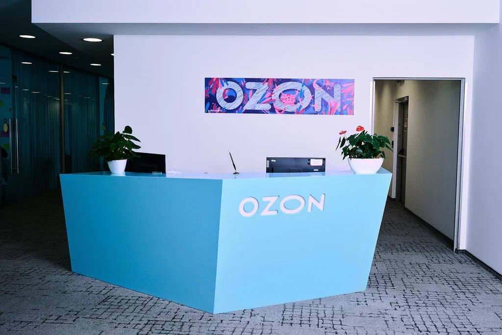 Ozon и VK попали в список Forbes из 10 самых убыточных компаний России Маркетплейс расположился на 7 м месте с чистым убытком 59 4 млрд в 2024 это на 19 больше чем в 2023 м Продолжает попадать в данный топ и VK 5 е место убыток 94 9 млрд 200 Также наивысшая убыль зафиксирована у Банка Траст 130 7 млрд 173 Россетей 116 9 млрд хотя 2023 год был прибыльным и Московского метрополитена 107 7 млрд 201 Лидер рейтинга производитель микросхем Ангстрем который практически непрерывно терпит убытки начиная с 2008 года В 2024 м чистый убыток компании составил 236 3 млрд при том что в 2023 году компания получила прибыль в размере 0 9 млрд Фото Яндекс