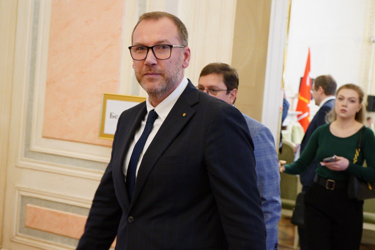 Фонтанка Беглов уволил вице губернатора Звоника Губернатор Петербурга Александр Беглов уволил вице губернатора Константина Звоника сообщает издание Фонтанка со ссылкой на свои источники в Смольном Это произошло спустя семь месяцев после назначения на должность Звоник как предполагалось должен был курировать в городе вопросы здравоохранения Последние два месяца вице губернатор судя по его активности был в отпуске Как уточняет Фонтанка о вакантной должности вице губернатора объявили публично Также журналисты обратили внимание на то что рабочий телефон вице губернатора удалили с сайта городской администрации Тем не менее его имя еще упоминается на сайте Смольного Официально об отставке члена правительства не сообщалось Перед уходом в отпуск в середине июня в СМИ появились сообщения о возможной отставке Звоника Предполагалось что после отдыха он в Смольный не вернется Вице губернатор такие слухи отрицал