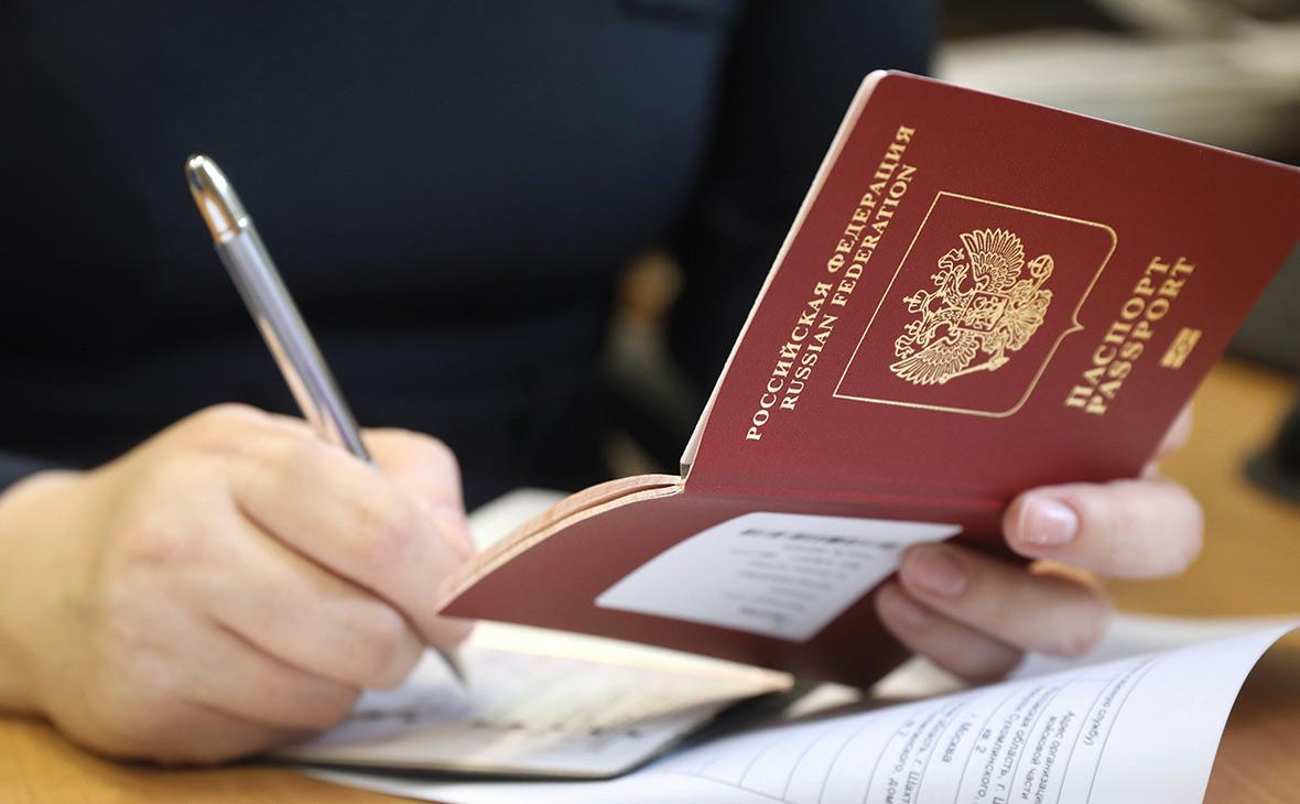 Число желающих переселиться в Россию рухнуло до минимума за 15 лет За 2025 г на учет в территориальных органах МВД встало около 26 700 участников государственной программы по добровольному переселению в Россию соотечественников проживающих за рубежом Такой вывод Ведомости сделали на основе обновленной статистики министерства Их количество уменьшилось почти на 16 по сравнению с 2024 г Тогда на учет встали 31 700 человек   telegra ph CHislo zhelayushchih pereselitsya v Rossiyu ruhnulo do minimuma za 15 let 02 16