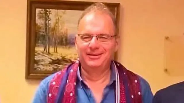 Профессора РЭУ имени Плеханова Вадима Салтыковского обвинили в госизмене Следствие подало в Лефортовский суд Москвы ходатайство об аресте Салтыковского В. А. по обвинению в госизмене. «Осторожно, новости» и РБК пишут, что речь идет о 60-летнем Вадиме Салтыковском, докторе наук и преподавателе Российского экономического университета имени Плеханова. Подробности дела ученого неизвестны. Дела о госизмене рассматриваются в закрытом режиме. По ст. 275 УК максимальное наказание — пожизненное лишение свободы. С РЭУ Салтыковский вел курсы по мировой экономике. Сейчас его страница на сайте вуза недоступна, но она сохранилась в архиве. Также Салтыковский — куратор международных программ МГУ и РЭУ, он занимал должность замначальника управления международного сотрудничества. Помимо этого, Салтыковский — гендиректор Центра тестирования иностранных граждан Московского государственного лингвистического университета, сказано на сайте вуза. На сайте РУДН он упоминается в качестве профессора МГИМО. Он также указан как замдиректора Государственного университета управления на сайте вуза. Также Салтыковский был специалистом по сотрудничеству со странами Азии и Океании в Торгово-промышленной палате. В марте он участвовал в онлайн-встрече ТПП Курской области и Пхеньянской Торговой палаты.