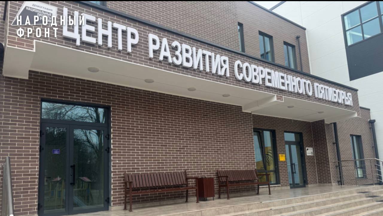 В Кабардино Балкарии некому тренировать людей с инвалидностью В Нальчике и Нарткале спортивные сооружения соответствуют техническим требованиям Там есть возможность заниматься физкультурой Однако проблема в другом не в зданиях а в том что нет штатных специализированных тренеров Без них все эти удобные спортивные объекты для людей с инвалидностью простаивают Кадровый вопрос требует срочного решения Ведь спорт для людей с инвалидностью это не просто физкультура Это реабилитация социализация и качество жизни для десятков тысяч людей уверены в Народном фронте   Подписывайтесь на Аргументы и Факты Северный Кавказ Telegram МАХ