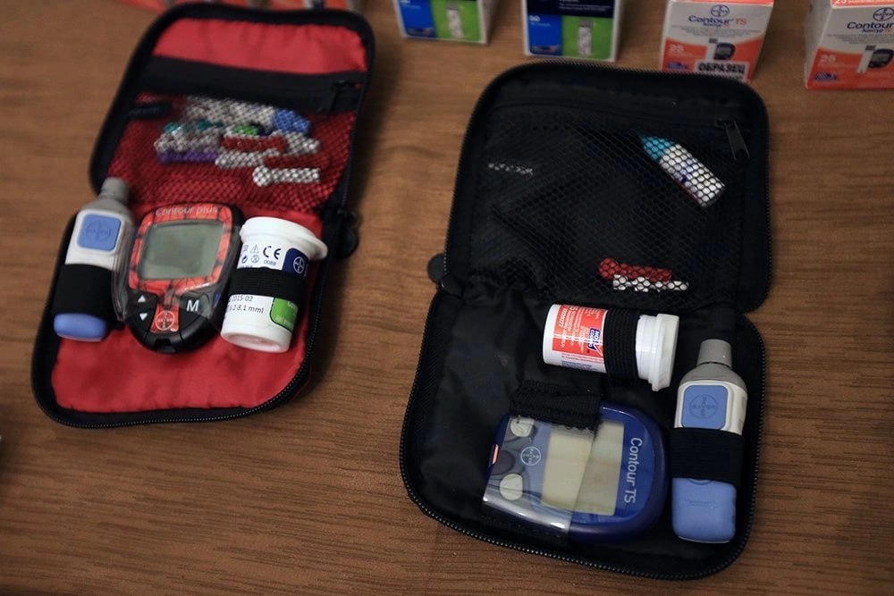 В России разрабатываются тест системы для раннего выявления диабета I типа Об этом сообщил министр здравоохранения России Михаил Мурашко на торжественном заседании Ученого Совета НМИЦ эндокринологии Главным трендом становится не просто лечение а предупреждение болезни В чем суть новых тест систем  Сейчас диабет 1 го типа чаще всего находят уже при высоком уровне сахара когда поджелудочная разрушена на 80 90  Новый тест выявит аутоиммунный процесс за годы до первых симптомов болезни  По сути это скрининг который покажет у ребенка еще нет симптомов нет проявлений болезни но его организм уже начал вырабатывать антитела против собственных бета клеток Трансплантация вместо уколов новый метод в ОМС  НМИЦ эндокринологии развивает направление которое еще недавно казалось фантастикой трансплантацию клеток поджелудочной железы  Суть метода пациенту пересаживают островковые клетки клетки Лангерганса которые берутся от донорской поджелудочной железы  Для людей с тяжелейшей формой диабета это шанс избавиться от ежедневных инъекций и жесткого самоконтроля значительно повысив качество жизни Отдельным блоком Михаил Мурашко выделил борьбу с ожирением которое стало одной из глобальных проблем Ожирение сегодня не косметический дефект как считают многие пациенты и даже врачи а серьезное хроническое заболевание ведущее к диабету сердечно сосудистым проблемам и бесплодию Подписаться на Российскую газету в Читать нас в MAX