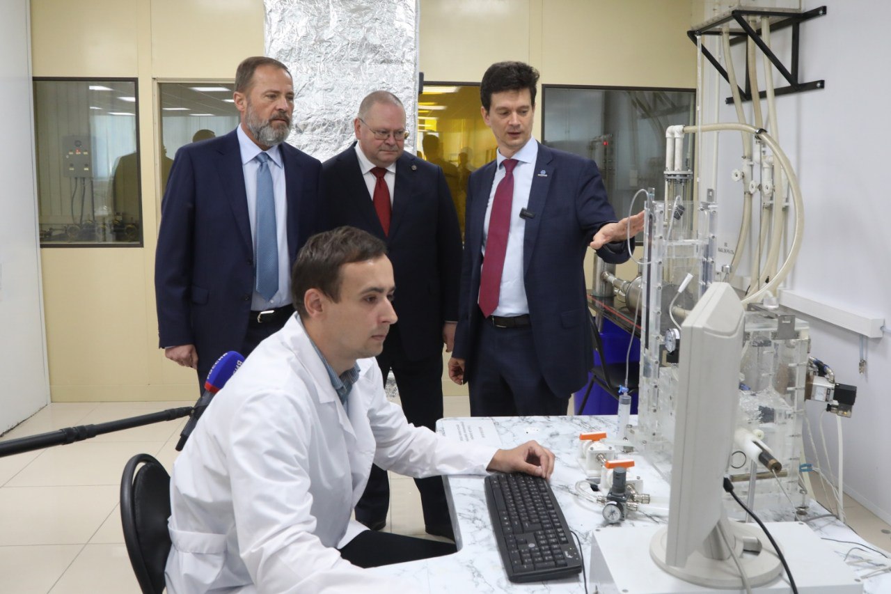 Полпред Президента Игорь Комаров прибыл в Пензу на заседание Совета законодателей ПФО. На повестке заседания Совета законодателей Приволжского федерального округа две ключевые темы: развитие массового спорта и организация загородного отдыха и оздоровления детей. Игорь Комаров также проведёт ряд рабочих встреч. Вместе с губернатором Пензенской области Олегом Мельниченко он посетит социально значимые объекты региона. Также запланирована двусторонняя встреча полпреда с губернатором Мельниченко, на которой стороны обсудят актуальные вопросы социально-экономического развития Пензенской области.
