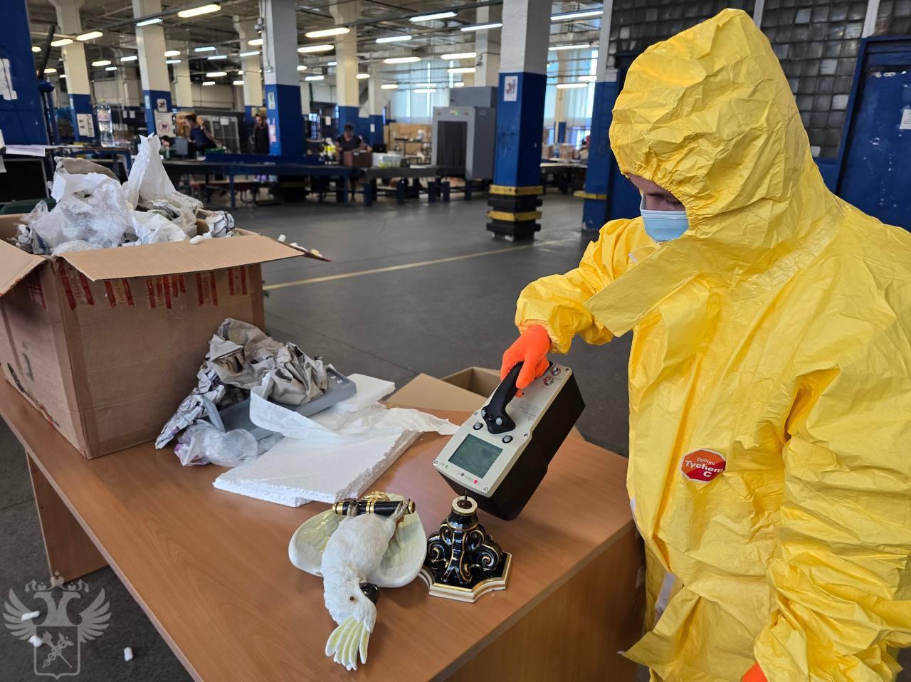 Радиоактивного «попугая» прислали москвичке из Германии При прохождении таможенного досмотра сработал комплекс системы радиационного контроля «Янтарь». Анализ показал, что в статуэтке значительно превышен уровень допустимого радиационного фона — почти в двадцать раз выше нормы. Специалисты установили присутствие опасного радионуклида радия-226, который предположительно содержится в красящем покрытии. Посылку незамедлительно отправили обратно. Главное — здесь. Подписывайтесь!