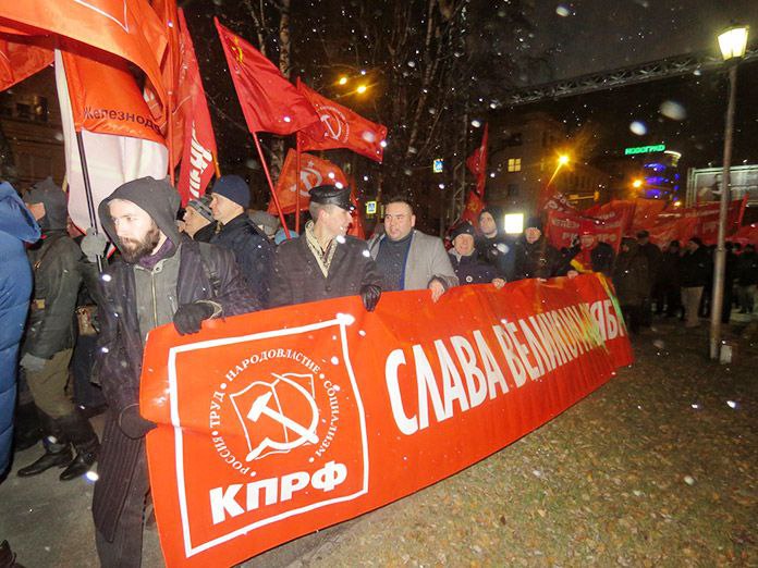 Новосибирский избирком не верит, что кандидат от КПРФ не единоросс Избирательная комиссия Новосибирской области отказала в регистрации на выборы в Заксобрание коммунисту из-за того, что он десять лет назад вступил в «Единую Россию». Кандидат пытался обжаловать решение, но избирком так и не поверил, что тот вышел из ЕР. «Континент Сибирь» ранее сообщал, что выдвинутый в региональный парламент на одномандатном округе № 3 коммунист, стоматолог Роман Зиновьев получил отказ в регистрации, так как избирком посчитал, что он одновременно состоит и в КПРФ, и в ЕР. В четверг, 31 июля, областная избирательная комиссия рассмотрела жалобу Зиновьева, который пытался опротестовать это решение. Из документов ведомства следует: секретарь «первички» ЕР в Куйбышевском районе области прислала в окружной избирком письмо, что, будучи членом КПРФ, Зиновьев с марта 2014 года состоит в ЕР. Подробнее по ссылке.