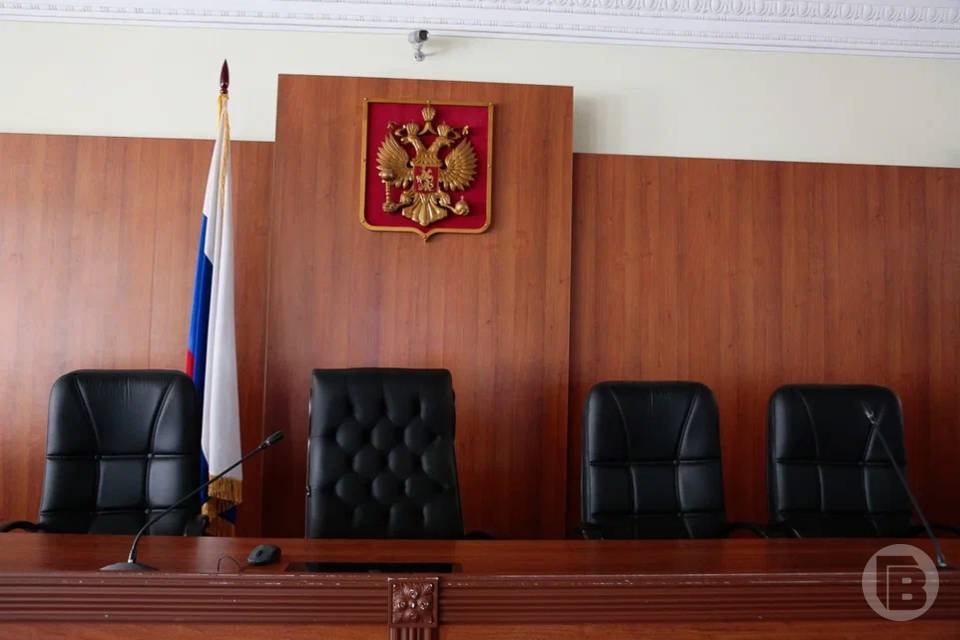 Невыплата зарплаты подчиненным повлекла арест автомобиля у руководителя предприятия Решение принял суд Генеральный директор ООО Береславское КХ Калачевского района Волгоградской области суд признал виновным в невыплате более двух месяцев заработной платы своим сотрудникам Задолженность образовалась очень большая около 700 тыс рублей сообщили Городским вестям в облкрокуратуре При этом поступающие на счет организации денежные средства фигурант уголовного дела тратил по собственному усмотрению А рабочие сидели буквально на голодном пайке Суд приговорил директора предприятия штрафу в размере 100 тыс рублей Также в целях возмещения потерпевшим материального ущерба сохранен арест на автомобиль осужденного стоимостью более 700 тыс рублей Пока еще приговор в законную силу не вступил есть срок для его обжалования