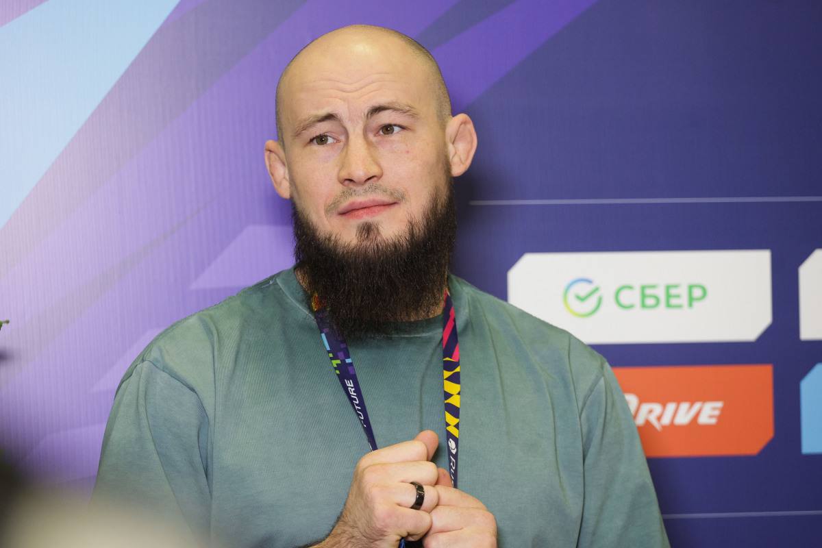 UFC не стал продлевать контракт с первым татарином в лиге Ринатом Фахретдиновым Он уходит непобеждённым 6 побед и одна ничья в семи боях причины решения не раскрываются Иптәшләр Татарлар