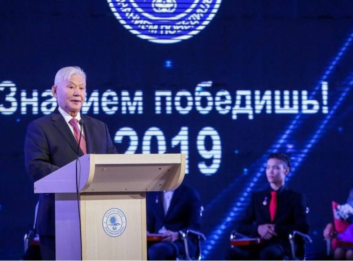 Идет сбор заявок на государственную стипендию Михаила Николаева До 30 сентября проводится конкурсный отбор для определения кандидатур соискателей государственной стипендии первого президента Якутии Михаила Николаева Знанием победишь В отборе могут принимать участие учащиеся студенты проявившие выдающиеся способности в учебной научно исследовательской деятельности изобразительном искусстве исполнении классической музыки хореографии и др педагогические работники подготовившие лауреатов и дипломантов межрегиональных всероссийских международных олимпиад и конкурсов педагогические работники руководители достигшие высоких показателей в организации учебно воспитательного процесса внесшие весомый вклад в развитие олимпиадной научно исследовательской деятельности учащихся студентов Заявки до 30 сентября на почту zp 17 mail ru Телефон 7 914 238 61 21 Подробная информация здесь