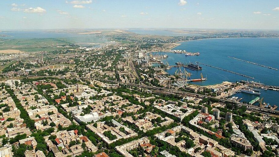 В селе под Одессой «нейтрально» переименовали улицу Шухевича Глава общины Сергей Крутюк объяснил смену названий недостаточной солидностью сельских улиц. «В честь таких героев нашей страны должны быть центральные улицы, а не закоулки. Где по три дома — и вся улица. Это скорее насмешка», — считает он. На Украине с 2015 года действует так называемый закон о декоммунизации. В соответствии с ним по всей стране снесли тысячи памятников, переименовали десятки городов и сел, носивших имена выдающихся деятелей советской эпохи. А в июле 2023-го вступил в силу закон «О деколонизации топонимов», который предписывает изменить все географические названия, как-либо связанные с Россией. , VK и ОК и читайте новости на нашем сайте