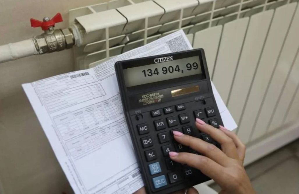 Жителям дома на 50 лет Октября вернули деньги за тепло Комитет муниципального контроля г Улан Удэ завершил проверку по обращению жителя многоквартирного дома на проспекте 50 летия Октября относительно завышенных начислений за тепловую энергию за период с 01 октября 2024 года по 30 сентября 2025 года Установлено несоответствие предъявленных объемов потребления показаниям общедомового прибора учета тепла По результатам проверки достоверности ПАО ТГК 14 осуществило возврат гражданам суммы 134 904 рубля 99 копеек Фото комитет муниципального контроля