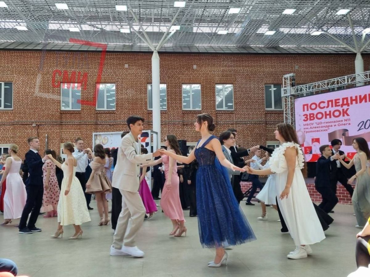 В 2026 году выпускные пройдут 27 июня Минпросвещения РФ определило единые дни последних звонков и выпускных в 2026 году Это касается и школ Тульской области Так последние звонки в российских школах планируют организовать 26 мая а выпускные вечера собираются провести 27 июня В министерстве уточнили что в программу и последних звонков и выпускных вечеров в образовательных организациях предлагается включить церемонии поднятия Государственного флага и исполнения Государственного гимна РФ чествование представителей многодетных и многопоколенных семей Кроме этого в рекомендации включены выступления родителей учащихся в том числе удостоенных госнаград и участников СВО 1 2 Подпишись на новости