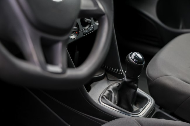 Изъяли автомобиль должника за долги в 1 7 миллиона рублей В якутском городе Нерюнгри прошел совместный рейд судебных приставов и сотрудников ГАИ под названием Дорожный пристав Мероприятие было направлено на поиск владельцев автомобилей которые имеют крупные неоплаченные долги В ходе проверки инспекторы выявили одного из таких злостных неплательщиков За мужчиной числилось целых девять исполнительных производств Общая сумма его долгов превысила 1 7 миллиона рублей Автомобиль на котором передвигался должник был немедленно арестован Теперь машину отправят на специальную оценку а затем продадут Вырученные от продажи средства будут направлены на погашение задолженности Фото Ленц Мария