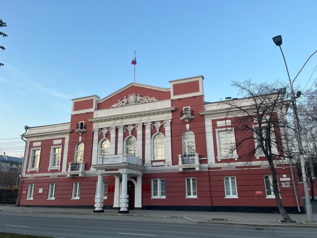 Новые правила размещения уличной рекламы введут в Барнауле Нововведения позволят сделать рекламу более современной и эстетически привлекательной предотвратить визуальное перенасыщение улиц а также сохранить облик культурного наследия города Согласно проекту изменения предполагают исключение устаревших и неиспользуемых форматов конструкций скамейки и указатели с рекламными модулями суперсайты Вместо них планируется ввести новые цифровые форматы включая цифровые панели электронные табло и модули на остановках Дополнительные требования планируется ввести к размещению рекламы в историческом центре Барнаула Для сохранения уникального облика здесь запретят установку панель кронштейнов и проекционной рекламы Кроме того устанавливаются нормативные расстояния между отдельными рекламными конструкциями Поправки в правила размещения наружной рекламы рассмотрят депутаты Барнаульской городской Думы