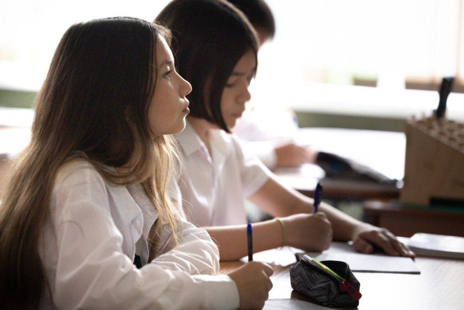 Почти пять сотен приморских школьников пойдут на пересдачу итогового сочинения Ученики Приморья которые не справились с декабрьским итоговым сочинением или не явились на обязательное испытание для допуска к ЕГЭ пойдут на пересдачу 4 февраля Во Владивостоке планируют написать итоговую работу 238 подростков из них 194 школьника муниципальных общеобразовательных организаций и 44 обучающихся негосударственных организаций или лицеев при вузах Интересно что одиннадцатиклассники краевой столицы составили больше половины числа пересдающих сочинение по Приморью Всего в регионе планируют написать сочинение порядка 435 учащихся Зачёты в декабре получили лишь 7926 из 8247 участников Направления останутся такими же Духовно нравственные ориентиры в жизни человека Семья общество Отечество в жизни человека Природа и культура в жизни человека Как и темы Как совесть помогает человеку совершать выбор между добром и злом Он и она в чём могут быть причины непонимания Какое влияние на поступки людей может оказывать общественное мнение По мнению П Я Чаадаева история ключ к пониманию народа Согласны ли вы с этим утверждением отечественного философа Какие опасности таит в себе технический прогресс Почему подлинно талантливое художественное произведение переживает своё время   В случае повторного провала выпускник рискует остаться без допуска к ЕГЭ Фото Администрация Владивостока PRIMPRESS в MAX ДЗЕН ЧАТ БОТ