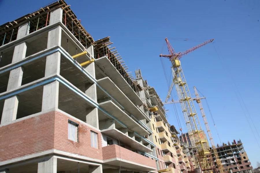 В Подмосковье почти 135 млрд рублей направят на строительство соцобъектов Порядка 135 млрд рублей планируется предусмотреть в бюджете Московской области в 2026 году на строительство и модернизацию объектов социального назначения сообщил ТАСС председатель Мособлдумы Игорь Брынцалов Сейчас Мособлдума ведет работу над проектом бюджета 2026 года и планового периода 2027 и 2028 годов Как и прежде главный финансовый документ формируем с учетом пожеланий и просьб наших жителей На данном этапе в планах в 2026 году на строительство и модернизацию соцобъектов только из бюджета Подмосковья планируется выделить порядка 134 8 млрд рублей сказал Брынцалов Он уточнил что в 2026 году в регионе запланировано строительство 25 социальных объектов из которых семь школ четыре детских сада четыре поликлиники три станции скорой медицинской помощи и семь спортивных объектов Согласно проекту трехлетнего бюджета в следующем году в регионе продолжится возведение многопрофильной клиники в Балашихе корпуса Видновского перинатального центра Новые детские сады будут введены в Истре Мытищах Сергиевом Посаде и Солнечногорске