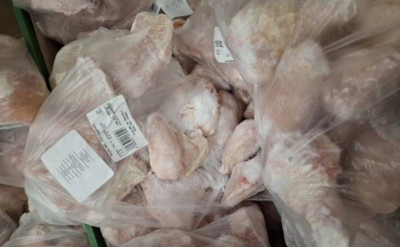 Более 1,5 тонн небезопасной продукции выявлено в липецких «Светофорах»  В ходе внеплановой проверки, проведенной управлением Россельхознадзора по Воронежской, Белгородской и Липецкой областям с 5 марта по 7 мая 2025 года, в 11 магазинах сети «Светофор»  ООО «Торгсервис36» , находящихся в Липецкой области, обнаружены опасные продукты. Об этом сообщила пресс-служба надзорного органа.  Проверки проводились по запросу региональной прокуратуры. В ходе мероприятий выявлены серьезные нарушения при хранении и реализации пищевой продукции животного происхождения. Основные проблемы заключались в продаже товаров без ветеринарных сопроводительных документов, с просроченными сроками годности и несоблюдением температурных режимов хранения. Проверяющие также отметили отсутствие прослеживаемости продукции.
