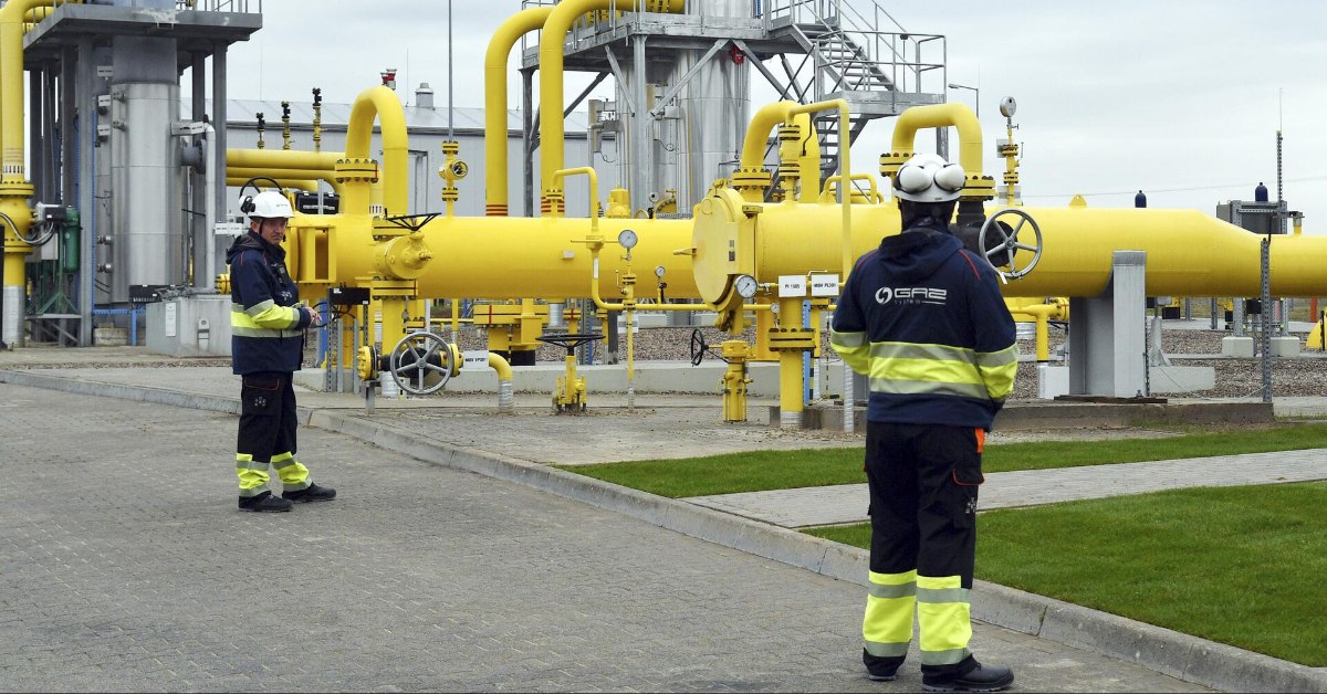 Россия готова возобновить поставки газа в Молдову — при условии встречных шагов со стороны Кишинёва. Посол РФ в Кишинёве Олег Озеров заявил, что ситуация требует «урегулирования и нормализации», и вопрос обсуждался на встрече молдавских политиков с вице-премьером РФ Александром Новаком в Москве. «Можно сколько угодно строить новые ЛЭП и говорить об энергонезависимости, но без дешёвого газа из России цены не снизятся», — подчеркнул Озеров. Напомним, «Газпром» прекратил поставки газа в Молдову в начале 2025 года — после запрета транзита через Украину и неурегулированного долга со стороны Кишинёва. Молдавская ГРЭС была переведена на уголь и больше не снабжает правый берег.