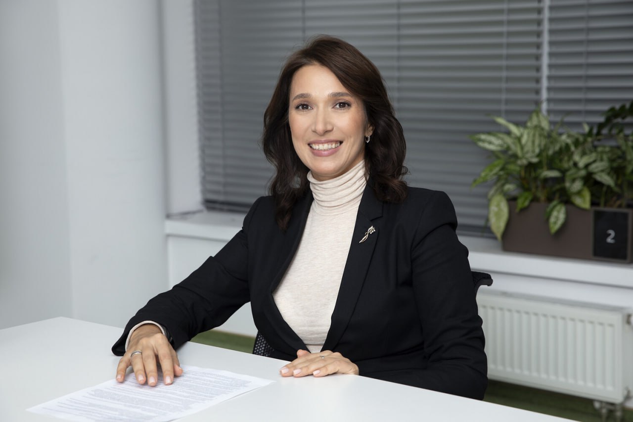 Виртуальные мобильные операторы перестали быть нишевым экспериментом сегодня компании используют их как стратегический инструмент работы с клиентской базой Директор по развитию сегмента виртуальных операторов и партнерств Т2 Ольга Кравцова отметила что почти все партнеры которые хотят запустить виртуального мобильного оператора уже имеют собственную клиентскую базу и Т2 предоставляет индивидуальное решение под каждого партнера У них нет потребности выходить на телеком рынок в качестве самостоятельных игроков Такие компании скорее хотят органично встроить мобильную связь в свой основной бизнес сделать ее дополнительной точкой соприкосновения с аудиторией пояснила Кравцова При этом для многих гораздо важнее прибыль которую клиент приносит за все время взаимодействия с компанией чем маржинальность MVNO проекта Mobile Virtual Network Operator мобильный виртуальный оператор связи Если же партнер настроен на окупаемость чаще всего возвращение инвестиций наступает спустя 3 лет bankrollo