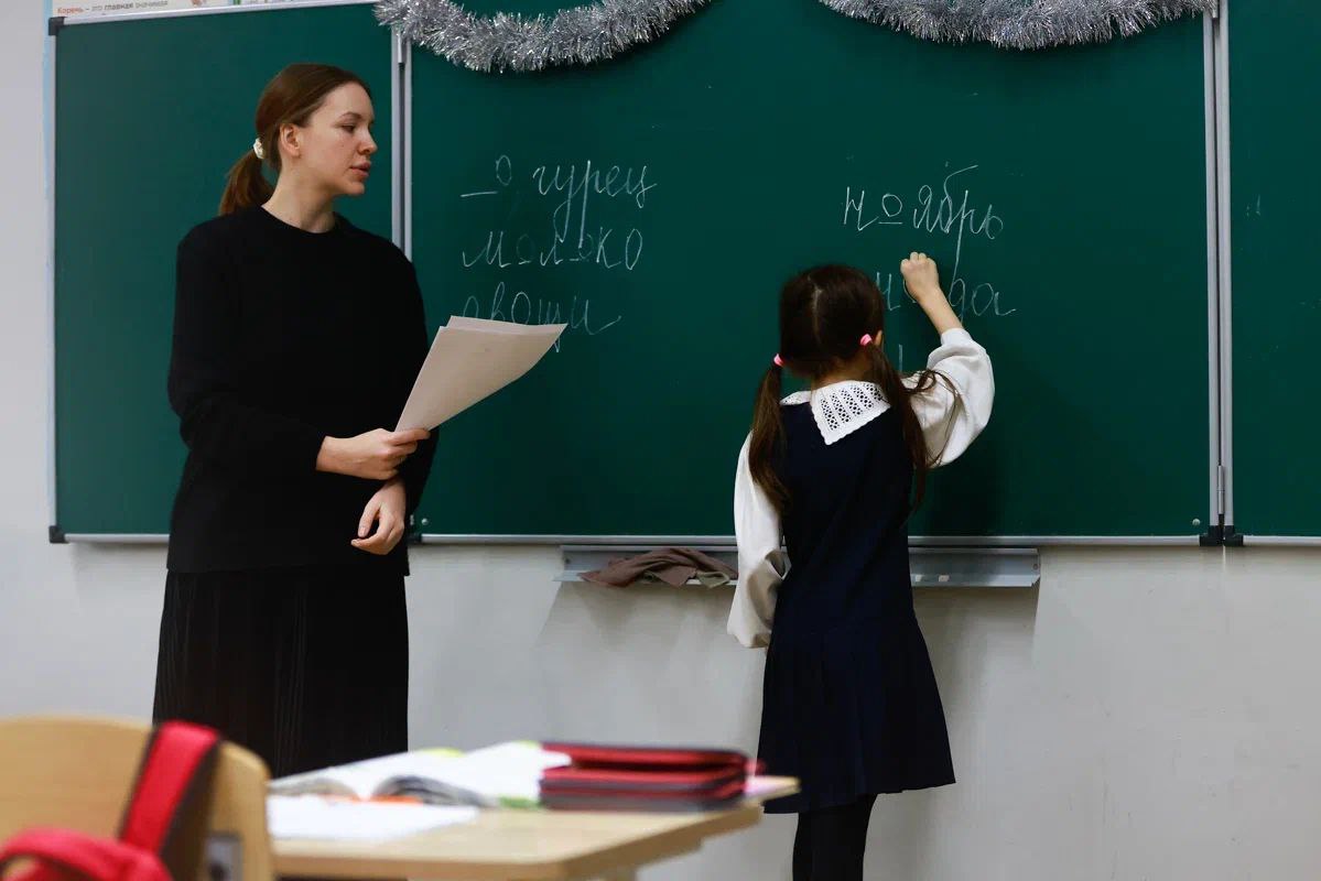 В Госдуме предложили ввести льготную ипотеку под 5 для молодых учителей Педагогам из крупных городов необходимо также единовременно выплачивать до миллиона рублей считает депутат Борис Чернышов Прошу рассмотреть возможность расширения мер поддержки педагогических работников В частности разработать и внедрить федеральную программу Учительский старт адресованную молодым специалистам до 35 лет заключающим трудовой договор на срок от пяти лет с государственными или муниципальными школами в городах с численностью населения свыше 50 тысяч человек Соответствующее обращение уже направили вице премьеру Дмитрию Чернышенко Поддерживаете инициативу   Вечерка в MAX в Telegram