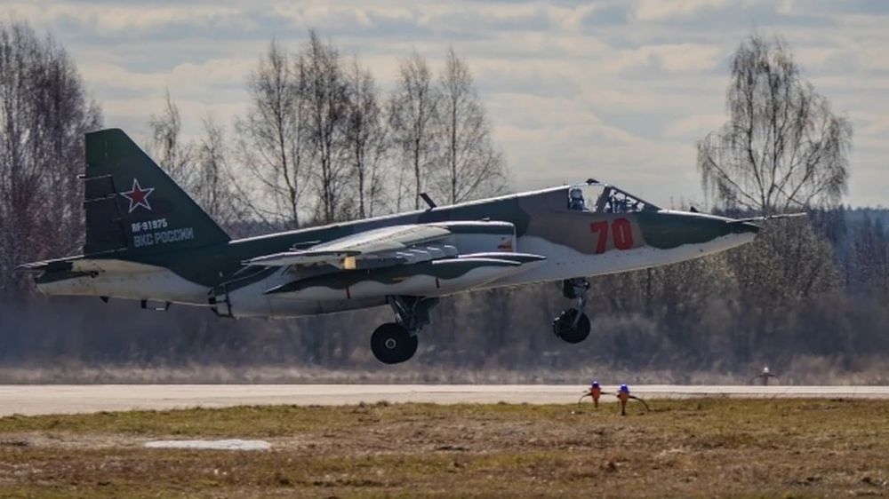 «Ъ»: Повредивший Су-25 призывник обжаловал взыскание ущерба на 10 млн рублей В Крыму призывник, уничтоживший военный самолет, пытается оспорить штраф в 10 миллионов рублей. Об этом сообщает «Коммерсантъ». Молодого человека признали виновным в неосторожном уничтожении военного имущества. Суд назначил ему условное наказание и обязал выплатить Министерству обороны компенсацию в размере 10 миллионов рублей. Как сообщает источник, мужчина подал жалобу в кассационный военный суд. Он утверждает, что судимость мешает ему найти работу. Кроме того известно, что военные намерены взыскать с него полную стоимость поврежденного штурмовика. В публикации сказано, что проходивший срочную службу Александр Эрлих сел за руль военного КамАЗа, не имея водительских прав и опыта вождения. На дороге аэродрома под Сим... Подробнее>>>