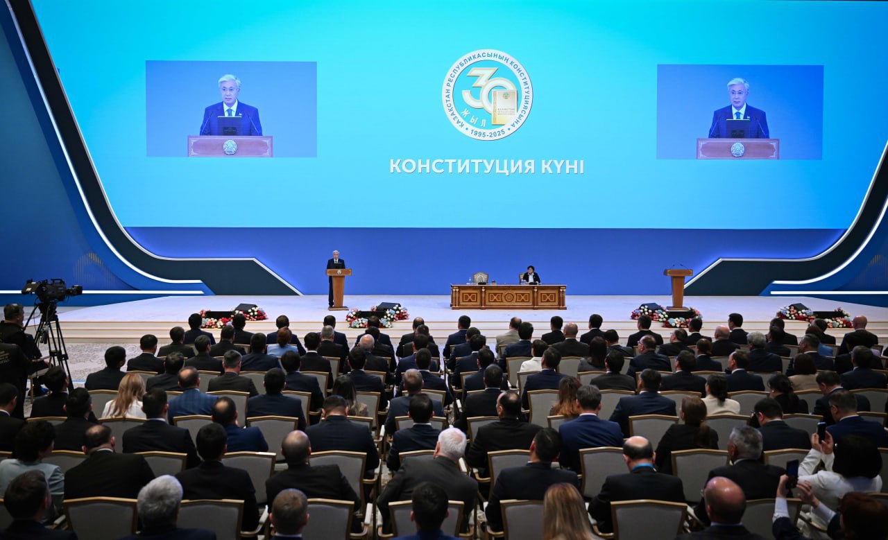 К власти в Казахстане приходят люди нового поколения Токаев Референдум по Конституции позволил провести выборы президента парламента и маслихатов по новым правилам напомнил президент Смешанная избирательная система часть депутатов избирается по партийным спискам часть по одномандатным округам открыла дорогу независимым кандидатам подчеркнул он 90 депутатов маслихатов всех уровней были избраны по одномандатным округам а в течение 4 лет по новым правилам избраны все сельские акимы К власти приходят представители нового поколения С этого года у наших граждан появилась возможность напрямую избирать акимов районов и городов областного значения Это беспрецедентная практика в регионе Центральной Азии отметил Токаев sputnikKZ