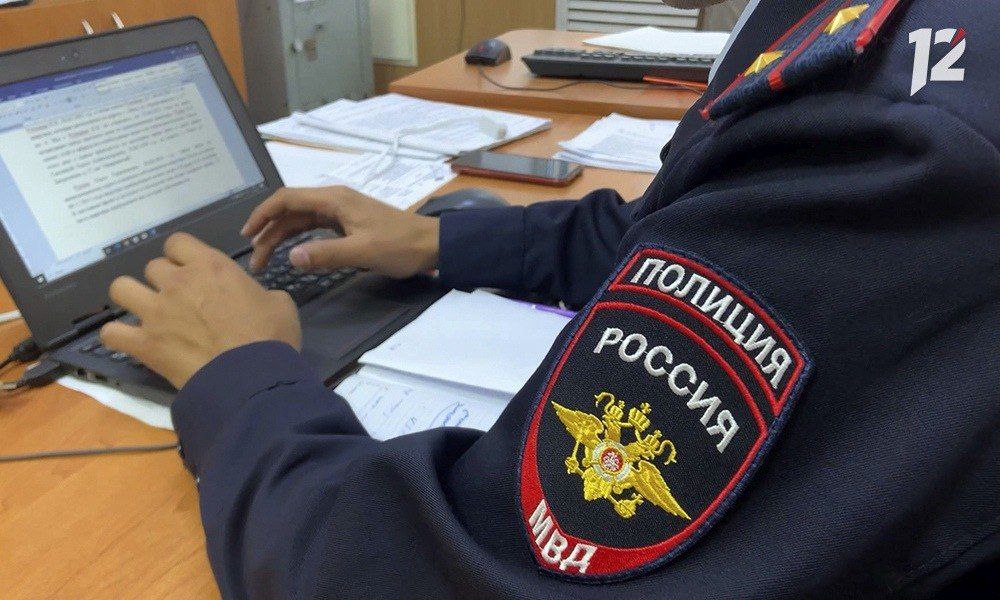  За сутки на уловки дистанционных мошенников попались десять жителей Омской области Двое 30-летних жителей Советского округа перевели 30 тысяч рублей «знакомым» через взломанные аккаунты. 65-летний мужчина лишился почти 1,4 млн рублей. Он поверил неизвестным позвонившим, что ему срочно надо перевести деньги на безопасный счёт. Правоохранительные органы напоминают: банки и полиция никогда не просят перевести деньги на «безопасный счёт» по телефону. Также ни под какими предлогами нельзя сообщать кому бы то ни было любые коды в сообщениях.