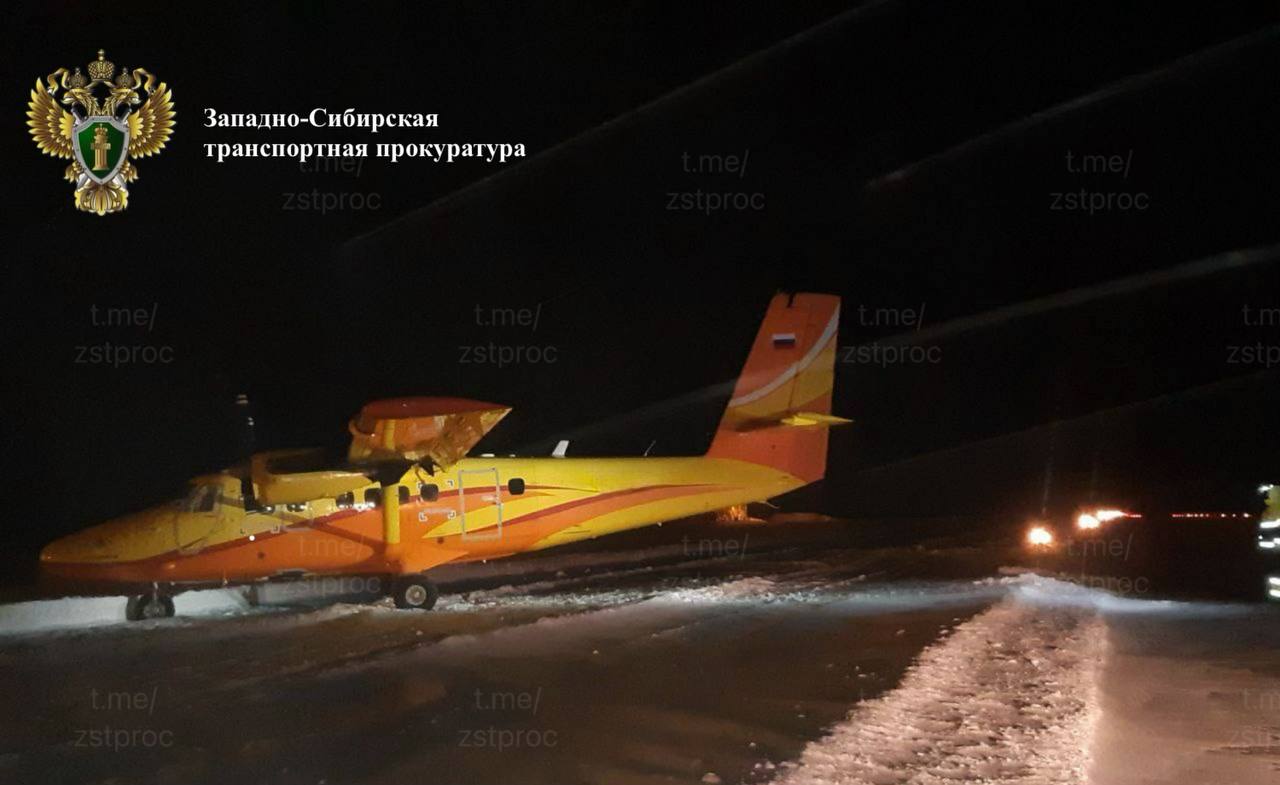 За пределы взлетно посадочной полосы выкатился самолет авиакомпании Арт Авиа при посадке в аэропорту Туруханск Красноярский край Инцидент произошел сегодня около 20 00 по местному времени сообщает Западно Сибирская транспортная прокуратура По данным ведомства воздушно судно выполняло служебный рейс из Игарки без пассажиров на борту Правоохранителями организована проверка Западно Сибирская транспортная прокуратура Подписывайтесь на Ъ Сибирь