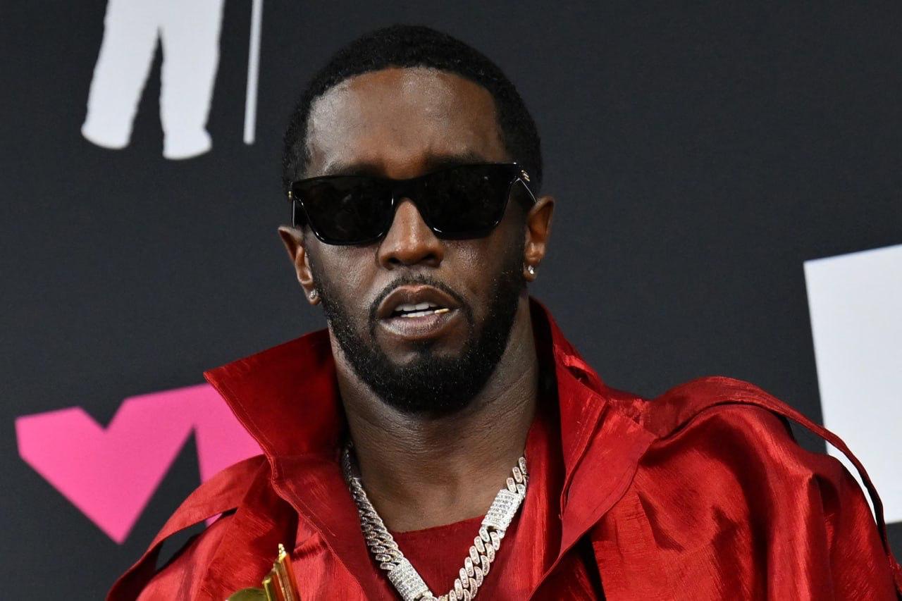 Рэпера P Diddy обвиняли в рэкете и торговле людьми а теперь он может выйти на свободу досрочно Рассказываем  срок заключения рэперу хотят сократить на год пишет ABC News Для этого он должен успешно пройти программу лечения наркозависимости  если всё пойдёт по плану то он выйдет из тюрьмы через три года  сейчас музыкант отбывает наказание по обвинению в перевозке женщин для занятий проституцией По более тяжёлым статьям его ранее оправдали На днях СМИ выяснили что P Diddy чуть не перерезали горло в изоляторе вероятно хотели запугать Подписаться на Zеркало в Twitter X