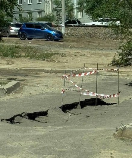 На ГРЭСе после дождей развалились дороги.  Асфальт треснул возле домов на улице Строителей, 4, 88. В пресс-службе администрации Читы сказали, что разберутся, кто ответственный за этот участок и кому придется его отремонтировать.  Скорее всего, что недавно там были коммунальные работы.   Подписаться