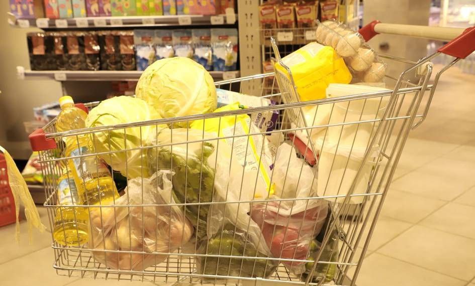 В Узбекистане будут введены скидки на продукты с истекающим сроком годности В Узбекистане будут введены скидки на продукты питания с истекающим сроком годности Это предусмотрено соответствующим постановлением правительства Согласно документу в крупных торговых центрах и продовольственных магазинах будут организованы специальные прилавки с товарами срок годности которых близок к завершению Цена на такие продукты будет снижаться каждые 10 дней Кроме того будут приняты меры по предотвращению потерь продуктов на каждом этапе системы от поля до торговых прилавков Для этого будут осуществляться мониторинг процессов сбора сортировки погрузки транспортировки и хранения сельхозпродукции Качество продуктов питания включая сельскохозяйственную продукцию будет находиться под строгим постоянным контролем Для фермеров и дехканских хозяйств будут организованы обучающие семинары направленные на повышение урожайности проведение рыночных анализов и формирование навыков эффективного использования химических средств В январе феврале 2026 года будут усовершенствованы санитарные правила нормы и гигиенические требования к сырью производству транспортировке хранению и реализации продуктов питания Telegram Facebook Instagram LinkedIn