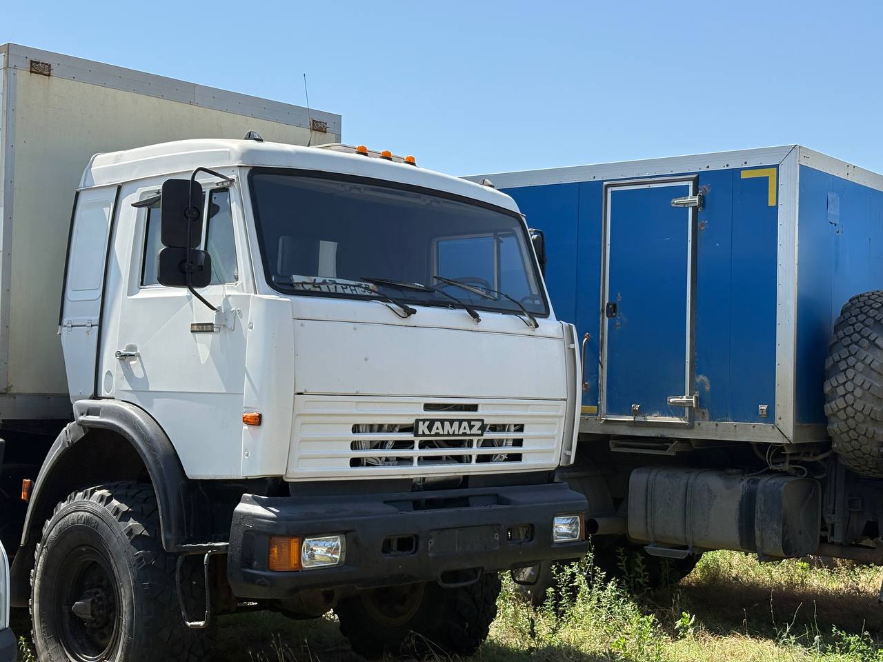 Компания «Транснефть» передала технику в муниципалитеты Херсонской области С начала года компания «Транснефть» передала 13 автотранспортных средств в муниципальные округа и АНО, на нужды организаций в рамках уставной деятельности. Сегодня автотранспорт получили Генический, Нижнесерогозский, Горностаевский и Ивановский муниципальные округа. Оператором распределения выступил Центр развития компетенций региона. «Процесс не занял много времени, мы от муниципалитета подали заявку, соответственно, выбрали технику, которая была предложена, и которую мы будет действительно использовать по прямому назначению. Подготовили договоры, акты приёма передач и в течении двух недель мы подивили эту технику», – сообщила глава Генического муниципального округа, Юлия Семякина. Среди переданной техники - погрузчик, пожарные машины и автобусы. «Муниципалитеты отбирались по заявительному принципу - сотрудники администраций предоставляли списки с необходимой им техникой. На заседаниях наблюдательного совета мы уже рассматривали заявки. Работа будет продолжена. Спасибо компании «Транснефть», – отметил Председатель наблюдательного совета Центра развития компетенций Херсонской области, Игорь Качур.