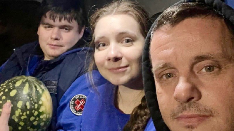 Фельдшеры успешно приняли роды в машине скорой помощи в Ленобласти Ночная смена для бригады скорой помощи Кировского района Ленинградской области обернулась неожиданными родами прямо в дороге Как сообщили 28 октября в региональной станции скорой медицинской помощи вызов поступил к женщине на 40 й неделе беременности Пациентка жаловалась на боли и частые схватки поэтому ее решили срочно доставить в роддом Однако по пути схватки усилились и фельдшеры Карина Жуковская и Игорь Рогалев попросили водителя остановиться в безопасном месте Прямо в машине им пришлось принять роды первые в их практике Девочка появилась на свет без осложнений закричала сразу после рождения а спустя несколько минут мама и новорожденная уже ехали в роддом Водитель Борис Ефремов благополучно довез их до медучреждения На обратном пути бригада заехала на подстанцию отметить боевое крещение арбузом Фото ГБУЗ ЛО Станция скорой медицинской помощи   Подпишитесь на ivbg ru Ivbg в Max