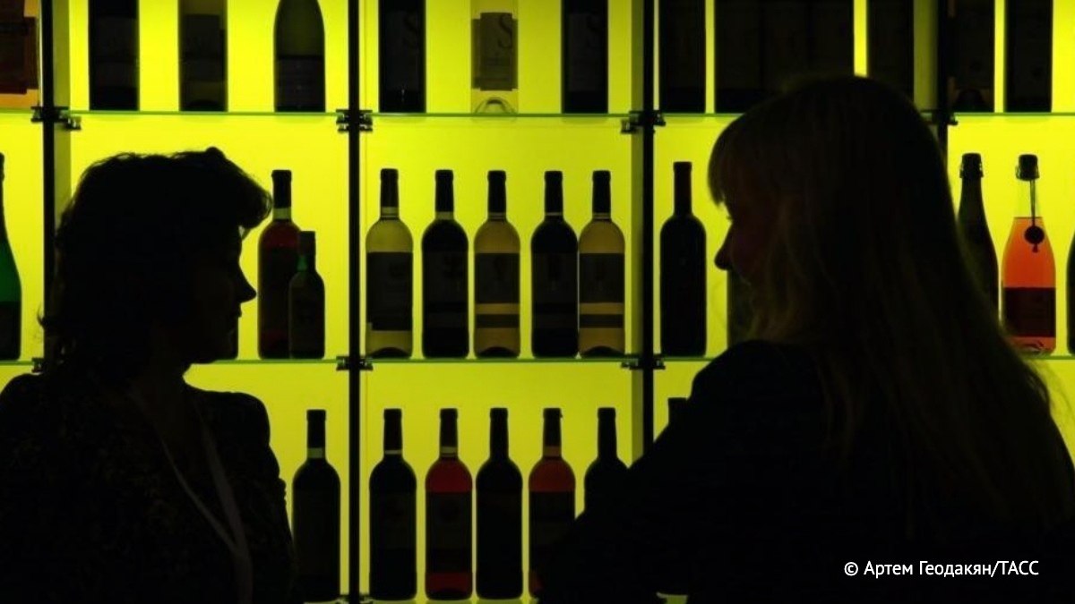 В ОП предложили ввести мораторий на повышение цен на алкоголь в Новый год и в течение зимних каникул Торговые сети злоупотребляют пиком спроса на спиртное в праздники заявил ТАСС заместитель секретаря Общественной палаты Владислав Гриб Подпишись на ТАСС в Max