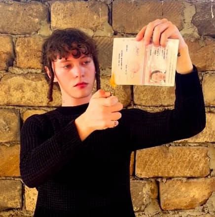 Певца-экстремиста Шарлота, осужденного на 5,5 лет за реабилитацию нацизма и оскорбление чувств верующих, перевели из колонии-поселения в исправительную колонию общего режима. Осужденный не смог спокойно отбыть положенный срок — он регулярно нарушал порядок и настраивал других заключенных на проступки. За это его неоднократно привлекали к дисциплинарной ответственности. После тюрьмы не мешало бы его и в психиатрическую больницу отправить... Лучше и не скажешь. Подписаться