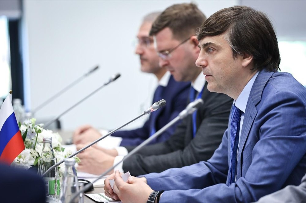 Сергей Кравцов обсудил развитие российско-конголезского сотрудничества с Министром высшего и университетского образования ДРК В Казани в преддверии третьего Международного форума министров образования «Формируя будущее» глава Минпросвещения России Сергей Кравцов провел рабочую встречу с Министром высшего и университетского образования Демократической Республики Конго Мари-Терез Сомбо Аянне Сафи Мукуна. Он рассказал о достижениях российской системы образования и уделил внимание значимости развития взаимодействия двух ведомств.